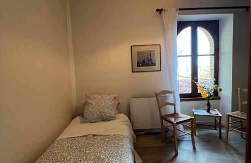 Auch Bed & Breakfast | Chambre du levant with 2 single beds and shared bathroom