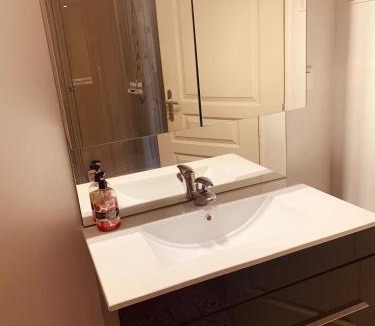Marcilly-sur-Seine House | CHAMBRE et JARDIN Village au bord de l eau Cour et Garage privés