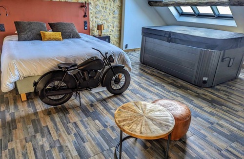 Treuzy-Levelay House | Chambre Industrielle Avec Jacuzzi Privatif Sous les Poutres
