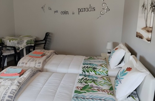 Maubourguet Bed & Breakfast | “Chambre Verte” Guest Room with Shared Garden, Wi-Fi, and Air Conditioning