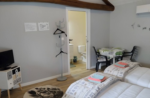 Maubourguet Bed & Breakfast | “Chambre Verte” Guest Room with Shared Garden, Wi-Fi, and Air Conditioning