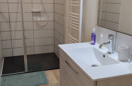 Maubourguet Bed & Breakfast | “Chambre Verte” Guest Room with Shared Garden, Wi-Fi, and Air Conditioning