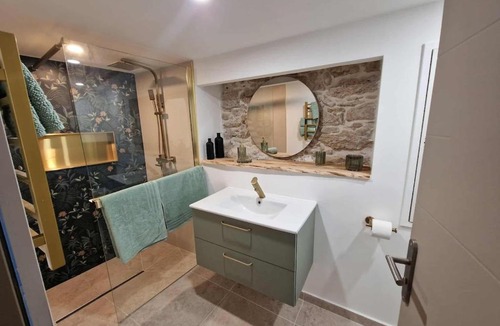Bagnols-en-Foret Apartment | Charmant appartement au coeur de notre beau village