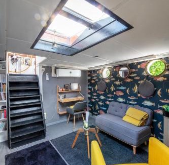 Lyon City Centre Boat Rental | Charmante cabine dans péniche avec terrasse privée et vue imprenable