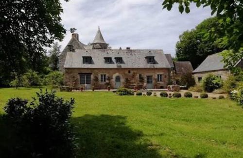 Ploubezre House | charmante longère sur domaine de Kerguéréon