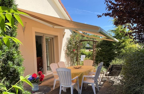 Dounoux Villa | Charmante Maison Laquarelle Avec Jardin Clôturé et Arboré
