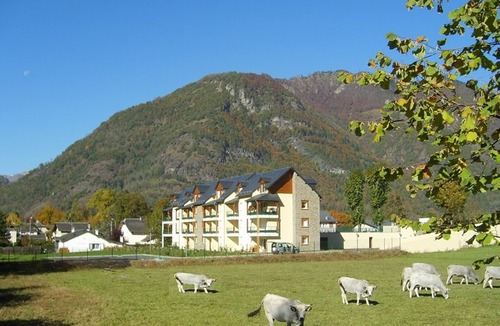 Montauban-de-Luchon Apartment | Charming 2-Room with Garden, Near Luchon, Sleeps 6, Pets Welcome, Private Parking