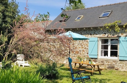 Pordic House | Charming Breton house near the beach, 300 meters from the GR34 trail. Large, shaded garden.