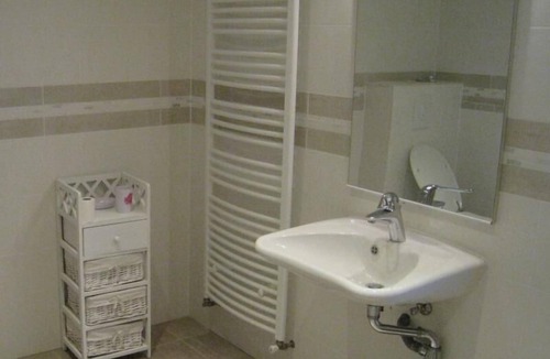 Ville-sur-Yron Cottage | Charming Eco-Friendly Retreat: Modern 3BR Home with Terrace and Large Orchard Near Parks and Activities