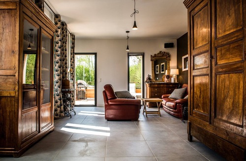 Chigy House | Charming house, terrace, swimming pool, Jacuzzi, trampoline and ping pong table