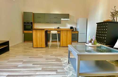 Brienon-sur-Armancon House | Charming outbuilding at the gateway to Joigny and Chablis wines