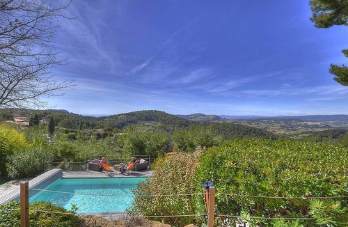 Le Beausset House | Charming Provencal farmhouse with panoramic view of the sea and vines + pool