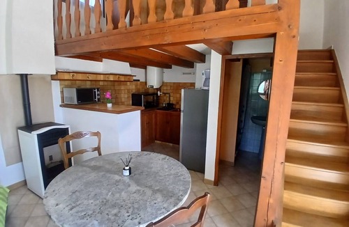 La Mure Argens House | CHARMING, SECLUDED ONE-BEDROOM APARTMENT NEAR NATURE, GUARANTEED PEACE AND QUIET, CLOSE TO SHOPPING