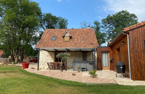 Assier House | Charming Stone Cottage with Jacuzzi near Rocamadour and Padirac Chasm