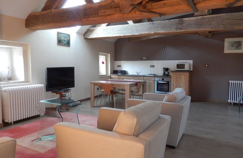 Arc-en-Barrois Apartment | Charming Studio for 5 People | Garden, BBQ & Nature in Arc-en-Barrois