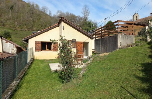 Sengouagnet House | Chemin du Cagir. Quiet, natural setting, garden with mountain views.