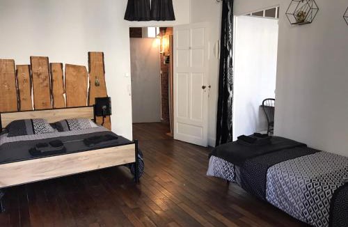 Sainte-Menehould Bed & Breakfast | Chez Franck et Sandra , plein centre ville, 1 er étage