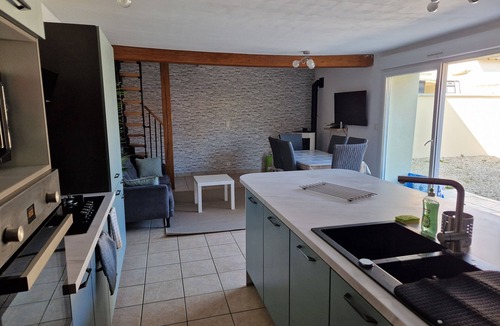 Gurgy House | Chez Madeleine, Maison Mitoyenne Avec Cour Fermée Dans Joli Village Bourguignon