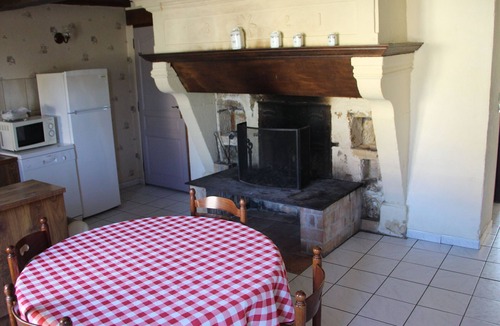 Halles-sous-les-Cotes Cottage | Comfortable cottage in Halles-sous-les-Côtes with fireplace and terrace