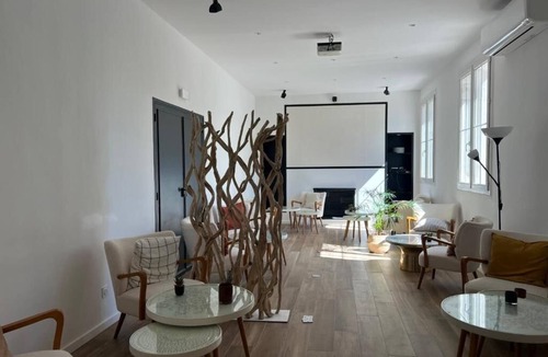 Sanary-sur-Mer Hotel | Comfortable Single Retreat Near Waterfront Promenades and Shops