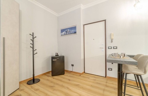 Parella Apartment | Comfortable studio apartment that can comfortably accommodate up to 2 people. The accommodation is located in the quiet Parella district, a very green and well-served area: the MM Pozzo Strada stop is just 350m away and allows you to quickly reach the ce
