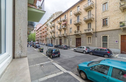 Parella Apartment | Comfortable studio apartment that can comfortably accommodate up to 2 people. The accommodation is located in the quiet Parella district, a very green and well-served area: the MM Pozzo Strada stop is just 350m away and allows you to quickly reach the ce