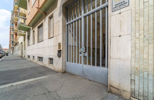 Parella Apartment | Comfortable studio apartment that can comfortably accommodate up to 2 people. The accommodation is located in the quiet Parella district, a very green and well-served area: the MM Pozzo Strada stop is just 350m away and allows you to quickly reach the ce