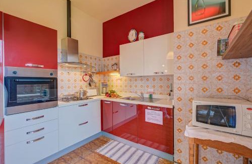 Monvalle Apartment | Connie's Apartment Modern 2BR, Private garden, Mountain Views in Monvalle - Happy Rentals