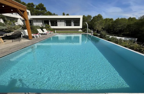 Les 3 Ponts Villa | Contemporary luxury villa.12x6infinity pool. Salt treatment. Pine forest view.