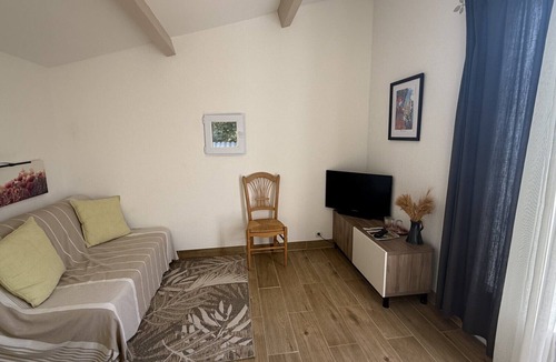 Nans-les-Pins Bed & Breakfast | 'Coquelicot' Guest Room with Mountain View, Wi-Fi and Air Conditioning