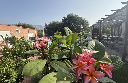 Nans-les-Pins Bed & Breakfast | 'Coquelicot' Guest Room with Mountain View, Wi-Fi and Air Conditioning
