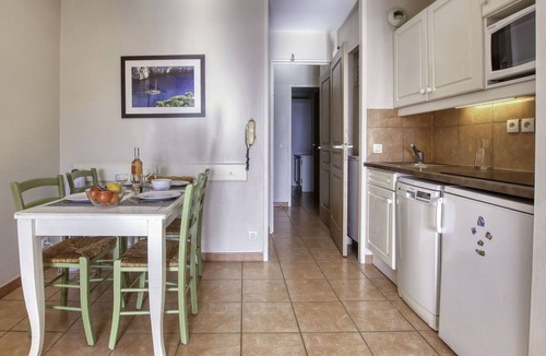Six-Fours-les-Plages Apartment | Cosy apartment for 4 people with pool, WIFI, TV, patio and pets allowed