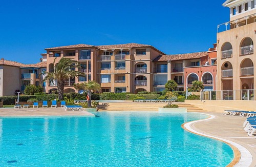 Six-Fours-les-Plages Apartment | Cosy apartment for 4 people with pool, WIFI, TV, patio and pets allowed