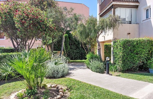Six-Fours-les-Plages Apartment | Cosy apartment for 4 people with pool, WIFI, TV, patio and pets allowed