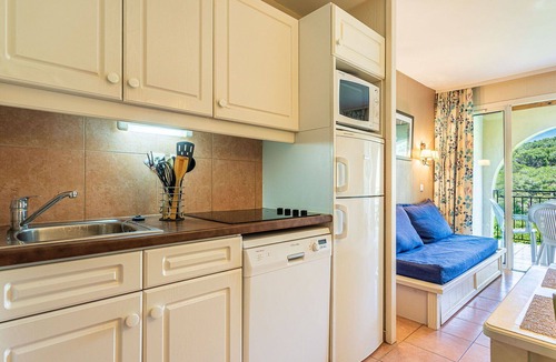 Six-Fours-les-Plages Apartment | Cosy apartment for 6 people with pool, WIFI, TV, terrace and pets allowed