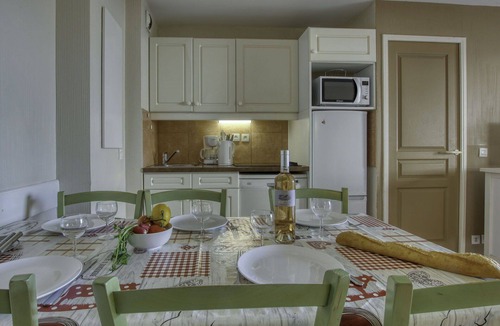 Six-Fours-les-Plages Apartment | Cosy apartment for 5 people with pool, WIFI, TV, patio and pets allowed