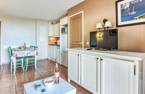Six-Fours-les-Plages Apartment | Cosy apartment for 5 people with pool, WIFI, TV, patio and pets allowed