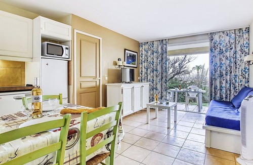 Six-Fours-les-Plages Apartment | Cosy apartment for 5 people with pool, WIFI, TV, patio and pets allowed