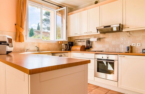 Nans-les-Pins Apartment | Cosy apartment for 6 guests with WIFI, pool, TV, terrace, pets allowed and parking