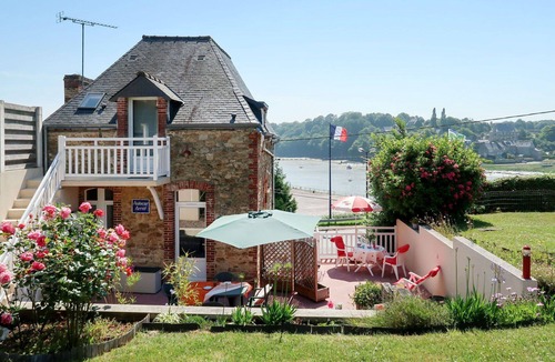 Saint-Cast-le-Guildo Apartment | Cosy apartment for 2 guests with WIFI, TV and terrace