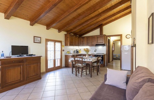 Vendone Apartment | Cosy apartment for 4 people with WIFI, TV, patio, pets allowed and panoramic view