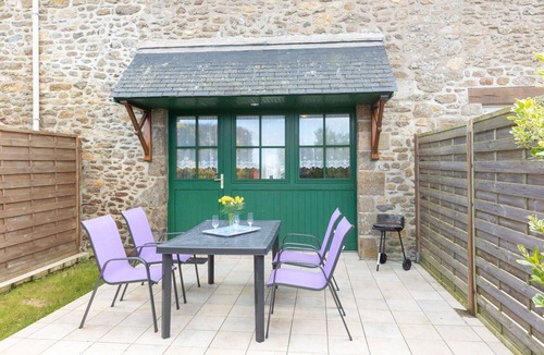 Saint-Meloir-des-Ondes Villa | Cosy apartment in villa for 4 guests with WIFI, TV, terrace and parking