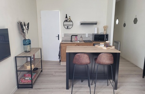 Tarbes Apartment | Cosy bubble with private terrace and parking area Bed linen and towels provided