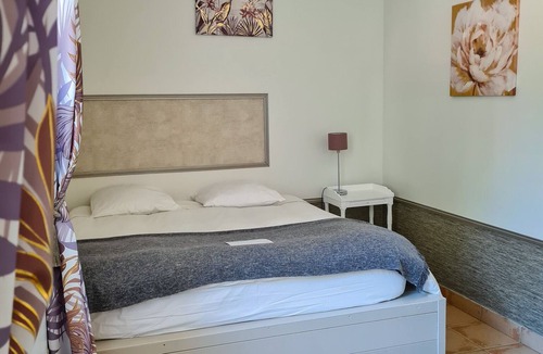 Saint-Priest House | Cosy double room overlooking the street in a charming house