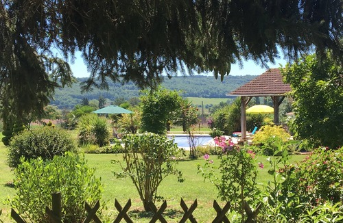 Lascazeres Cottage | Cosy one bedroom Gite, with Pool. MADIRAN
