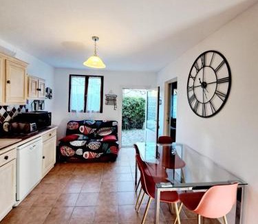 Bandol House | Cottage à 400m de la plage, piscine et climatisation