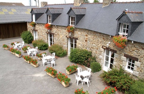 Saint-Jouan-des-Guerets House | COTTAGE IN THE HEART OF A WOODED GARDEN WITH SWIMMING POOL ACCESSIBLE TO ALL OUR GUESTS