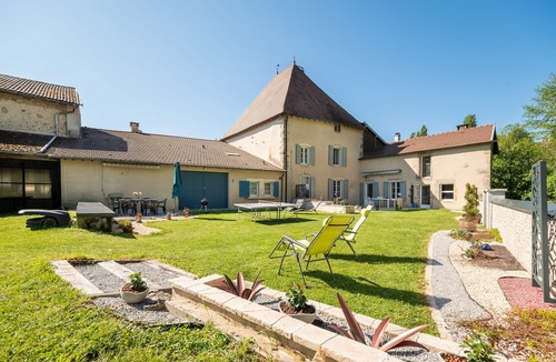 Isches Cottage | Cottage 'Gîte À Isches' with Private Terrace, Shared Garden and Wi-Fi
