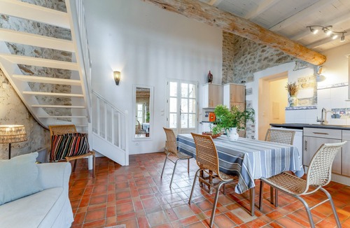 Lussan House | Cottage 'Gite Pour 4 À 6 Personne' with Shared Pool, Shared Terrace and Wi-Fi