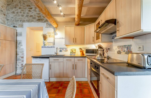 Lussan House | Cottage 'Gite Pour 4 À 6 Personne' with Shared Pool, Shared Terrace and Wi-Fi